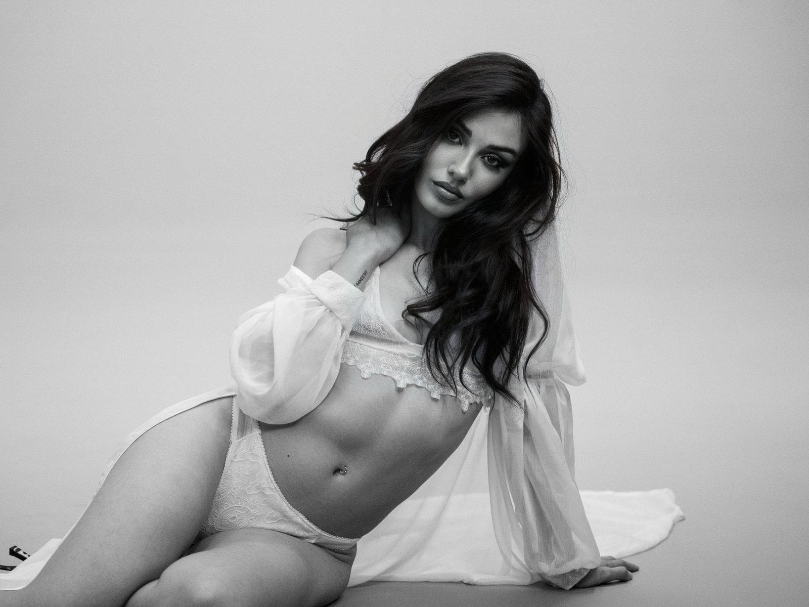 Modelo en lencería blanca sobre fondo neutro — editorial DINAMITA